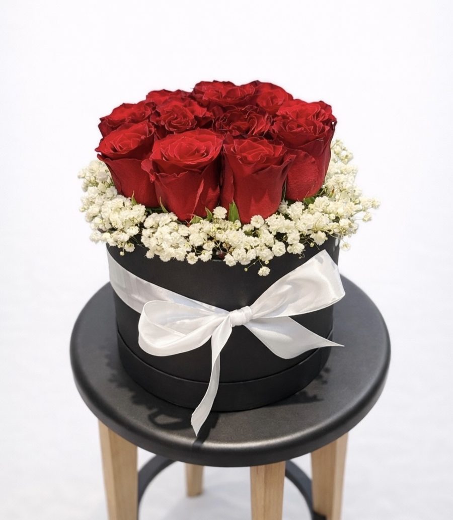 Siyah kutu kırmızı güller